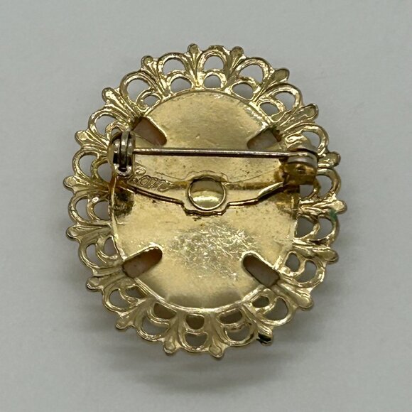 Coro Shell Cameo Brooch Gold-Tone Oval 1.5 Inches 1950s Vintage Jewelry - Picture 7 of 16